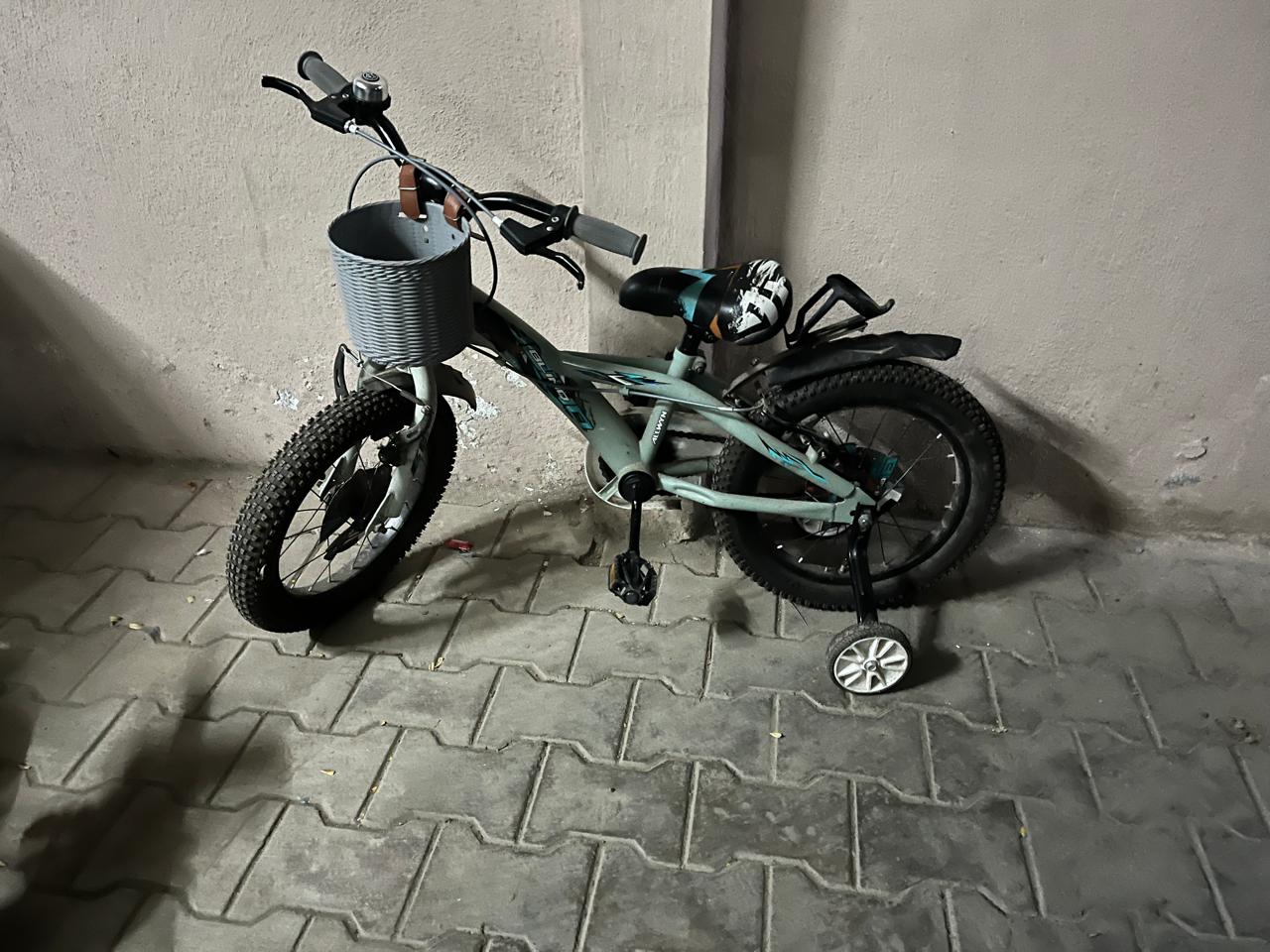 Light green Allwyn 16T or 20T kids' bicycle with training wheels and a front basket, Cycle