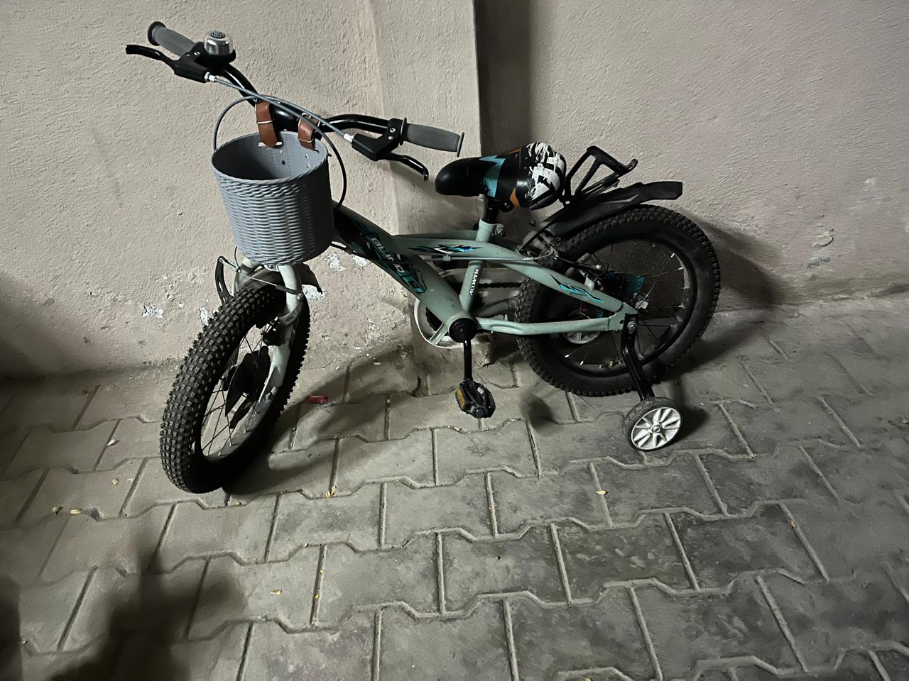 Light green Allwyn 16T or 20T kids' bicycle with training wheels and a front basket, Cycle