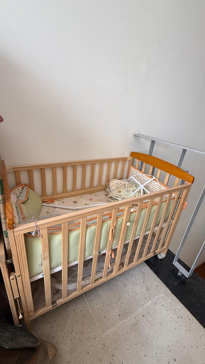 Babyhug Kelly Wooden Cot with Detachable Bassinet & Mosquito Net Natural| Adjustable Height| Wheels for Easy Movement| Easy to Assemble| Foldable Side Rail| Foldable Table| Storage Space